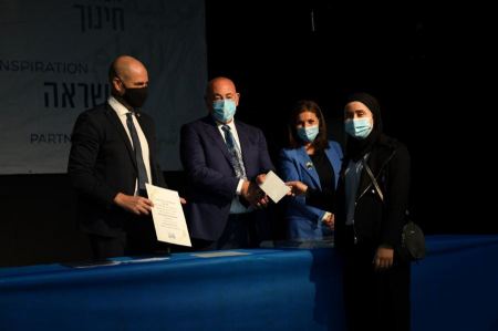 جمعية "عتيدنا " تواصل نشاطاتها لصالح المجتمع العربي- توزيع 100 منحة على الطلاب الجامعيين.